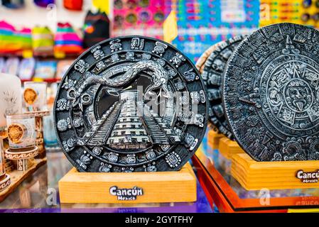 Nahaufnahme von maya-Souvenirs im Regal im Geschäft zum Verkauf Stockfoto