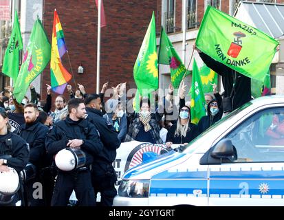 Dortmund, Deutschland. Oktober 2021. Demonstranten protestieren gegen eine Kundgebung rechtsextremer Menschen nach dem Tod des Neonazi Siegfried Borchardt. Quelle: Roland Weihrauch/dpa/Alamy Live News Stockfoto