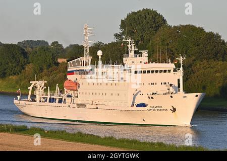 Das russische Forschungsschiff AKADEMIK SERGEY VAVILOV passiert den Nord-Ostsee-Kanal Stockfoto