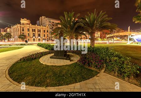 10,08,2021, Türkie, Cakabey-Statue und Langzeitbelichtung vor dem Izmir Konak Pier Stockfoto