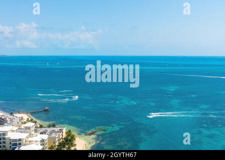 Luftaufnahme von Hotelgebäuden und Yachten, die auf dem Meer segeln Stockfoto