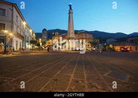 Stadt Teggiano, Salerno, Italien - Campanile della Cattedrale di Santa Maria Maggiore e San Michele Arcangelo Stockfoto