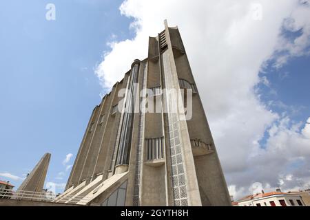 ROYAN, FRANKREICH, 11. SEPTEMBER 2021: Außenansicht unserer Frauenkirche, 11. september 2021, in Royan, Frankreich Stockfoto