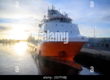 Das Offshore-Versorgungsschiff Sea Goldcrest im Hafen von Aberdeen am frühen Morgen, Aberdeen, Schottland, Großbritannien Stockfoto