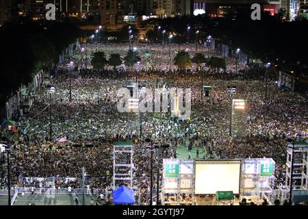 HONGKONG, 4. JUNI: Am 4. juni 2014 nehmen Menschen an den Gedenkstätten für die Proteste auf dem Tiananmen-Platz von 1989 im victoria Park Teil. Nach Angaben der Organisation haben 180,000 Menschen den 25. Jahrestag begangen. Stockfoto