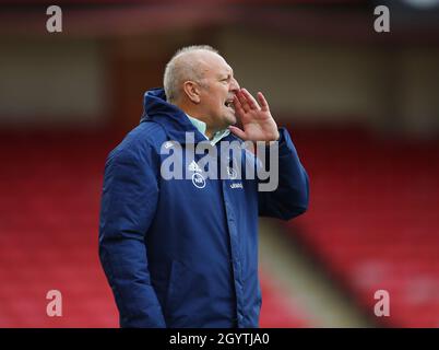 Sheffield, England, 9. Oktober 2021. Neil Redfearn-Manager von Sheffield Utd ruft während des Spiels der FA Women's Championship in Bramall Lane, Sheffield, Anweisungen aus. Bildnachweis sollte lauten: Simon Bellis / Sportimage Stockfoto