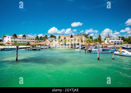 Luxushotels und -Resorts mit festverankerten Yachten oder Segelbooten auf dem Meer Stockfoto