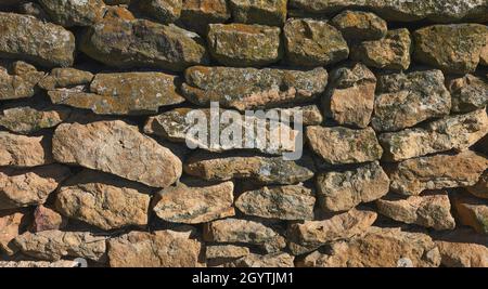 Detail einer unmortarierten Wand aus Naturstein Stockfoto