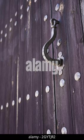 Detail eines Türklopfers an einer alten Holztür Stockfoto