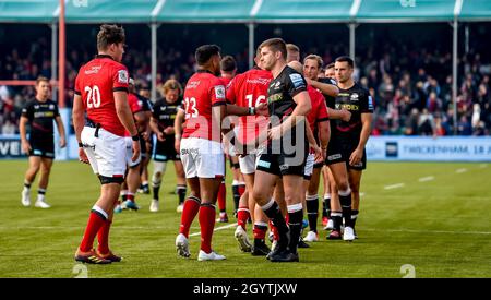 Owen Farrell aus Saracens und George Wacokecke aus Newcastle Falcons am Ende des Gallagher Premiership Rugby-Spiels zwischen Saracens und Newcastle Falcons Rugby am 9. Oktober 2021 im StoneX Stadium, London, England. Foto von Phil Hutchinson. Nur zur redaktionellen Verwendung, Lizenz für kommerzielle Nutzung erforderlich. Keine Verwendung bei Wetten, Spielen oder Veröffentlichungen einzelner Clubs/Vereine/Spieler. Kredit: UK Sports Pics Ltd/Alamy Live Nachrichten Stockfoto