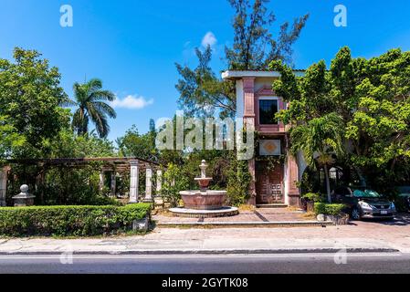 Rustikaler, verlassene Wohnbungalow im spanischen Stil und Springbrunnen neben der Straße Stockfoto