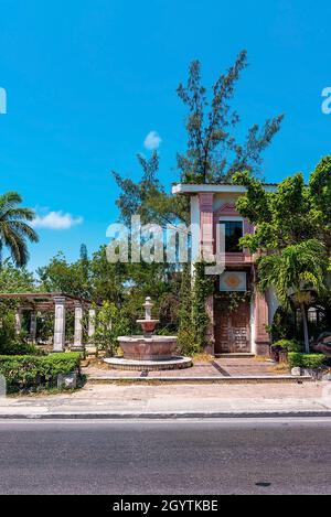 Rustikaler, verlassene Wohnbungalow im spanischen Stil und Springbrunnen am Straßenrand Stockfoto