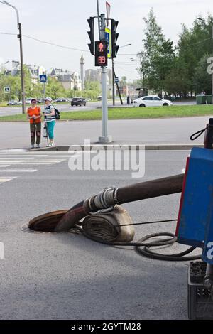 Reinigung des Kanalisationssystems nach der Überschwemmung der Parashyutnaya-Straße in St. Petersburg Stockfoto
