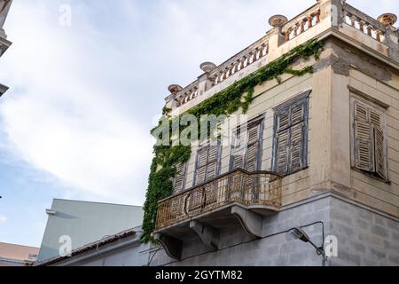 Syros Insel, Kykladen, Reiseziel Griechenland. Von unten nach oben Blick auf das alte Baugebäude in der Hauptstadt von Siros Hermoupolis. Haus mit Marmorwänden Stockfoto