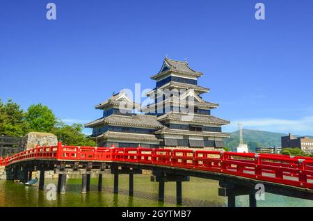 Mensumoto Castle (Mensumoto-jo) mit hölzerner roter Brücke, eine der besten historischen Burgen Japans. In Der Präfektur Nagano, Ost-Honshu, Japan Stockfoto