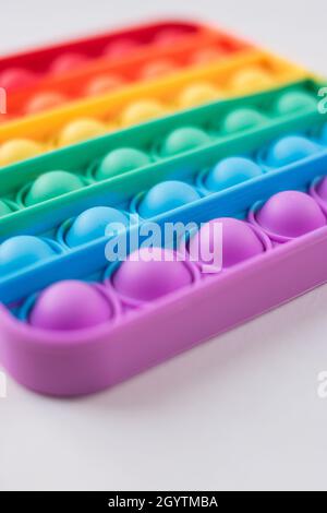 Nahaufnahme eines farbenfrohen Antistress-Pop-IT-Spielzeugs Stockfoto