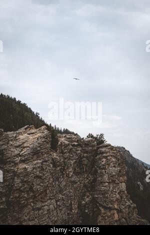 Faszinierende Aussicht auf felsige und bewaldete Berge unter dem blauen Himmel Stockfoto