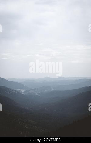 Faszinierende Aussicht auf bewaldete Berge unter dem blauen Himmel Stockfoto