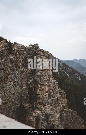 Faszinierende Aussicht auf felsige und bewaldete Berge unter dem blauen Himmel Stockfoto