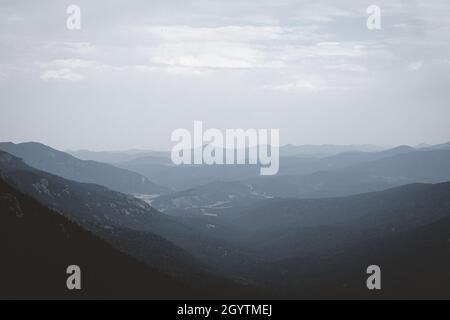 Faszinierende Aussicht auf bewaldete Berge unter dem blauen Himmel Stockfoto