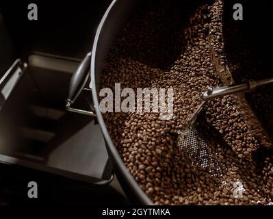 Kaffeebohnen in Kühltablett der Kaffeeröstermaschine Stockfoto