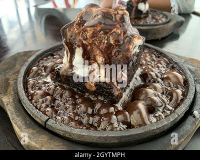 Eine Portion leckerer, brutzelnder Brownie Stockfoto
