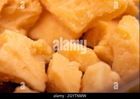 Scheiben zerdrückter Parmesankäse, Nahaufnahme mit selektivem Fokus Stockfoto