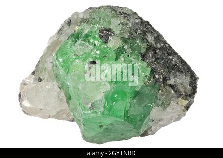 Tsavoritgranat auf Quarz- und Graphitmatrix aus Merelani Hills, Tansania, isoliert auf weißem Hintergrund Stockfoto