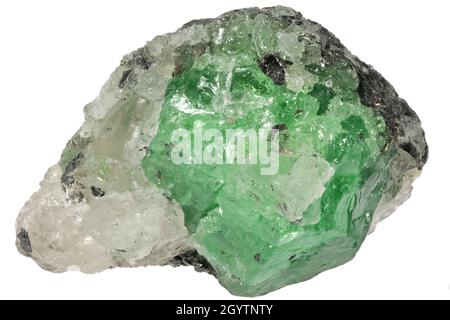 Tsavoritgranat auf Quarz- und Graphitmatrix aus Merelani Hills, Tansania, isoliert auf weißem Hintergrund Stockfoto