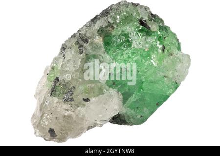 Tsavoritgranat auf Quarz- und Graphitmatrix aus Merelani Hills, Tansania, isoliert auf weißem Hintergrund Stockfoto