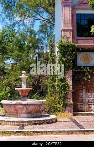 Rustikales verlassene Gebäude im spanischen Stil mit Springbrunnen Stockfoto