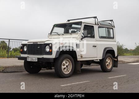 LA PALMA, SPANIEN-2. OKTOBER 2021: Land Rover Defender 90 Turbo Diesel Stockfoto