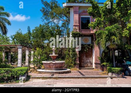 Rustikaler Wohnbungalow im spanischen Stil mit Springbrunnen Stockfoto