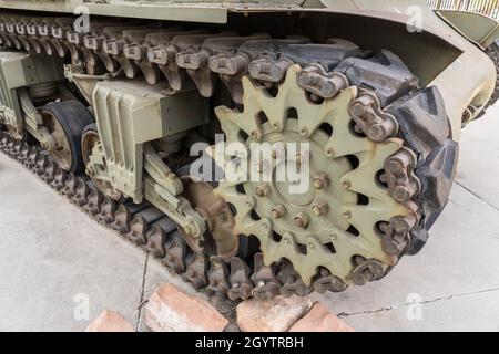 Detail des vorderen Kettenrads und der Lauffläche eines M4 Sherman Tanks. Stockfoto