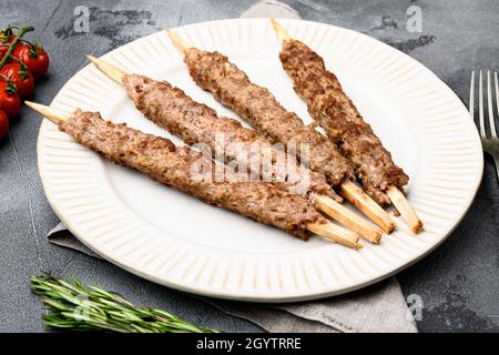 Tikka, Shish und Kofta Kebabs Set, auf Teller, auf grauem Steintisch Hintergrund Stockfoto