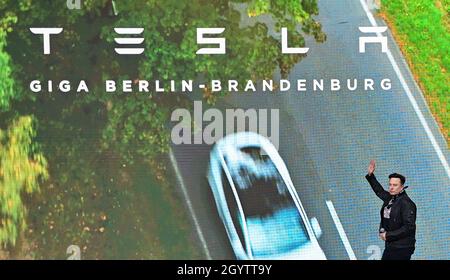 09. Oktober 2021, Brandenburg, Grünheide: Elon Musk, CEO von Tesla, trifft auf einer Bühne im Tesla Gigafactory zu einem Open House ein. In Grünheide, östlich von Berlin, sollen ab Ende 2021 die ersten Fahrzeuge vom Produktionsband Rollen. Das US-Unternehmen will hier jährlich rund 500,000 Model Ys bauen. Foto: Patrick Pleul/dpa-Zentralbild/dpa Stockfoto