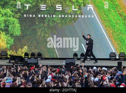 09. Oktober 2021, Brandenburg, Grünheide: Elon Musk, CEO von Tesla, trifft auf einer Bühne im Tesla Gigafactory zu einem Open House ein. In Grünheide, östlich von Berlin, sollen ab Ende 2021 die ersten Fahrzeuge vom Produktionsband Rollen. Das US-Unternehmen will hier jährlich rund 500,000 Model Ys bauen. Foto: Patrick Pleul/dpa-Zentralbild/dpa Stockfoto