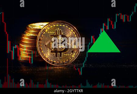 Goldene Münzen mit Bitcoin-Logo steigen in der Hausse auf. Führend Kryptowährung Bitcoin BTC steigen im Handel. Der Preis der dezentralen digitalen Währung ist Stockfoto
