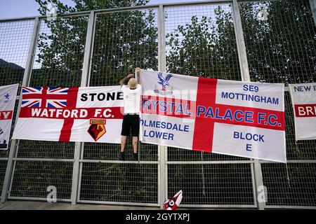 Ein Fan von England und Crystal Palace setzt seine Flagge auf der Tribüne vor dem FIFA-WM-Qualifikationsspiel im Estadi Nacional, Andorra. Bilddatum: Samstag, 9. Oktober 2021. Stockfoto