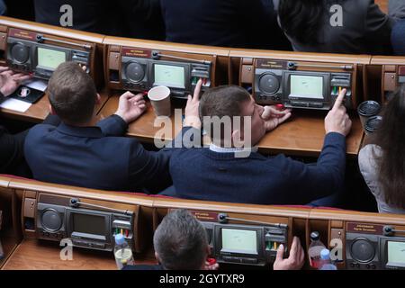 Nicht exklusiv: KIEW, UKRAINE - 08. OKTOBER 2021 - die Abgeordneten stimmen während der Parlamentssitzung, Kiew, Hauptstadt der Ukraine Stockfoto