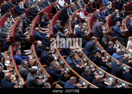 Nicht exklusiv: KIEW, UKRAINE - 08. OKTOBER 2021 - die Abgeordneten stimmen während der Parlamentssitzung, Kiew, Hauptstadt der Ukraine Stockfoto