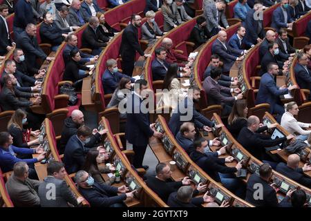 Nicht exklusiv: KIEW, UKRAINE - 08. OKTOBER 2021 - die Abgeordneten stimmen während der Parlamentssitzung, Kiew, Hauptstadt der Ukraine Stockfoto