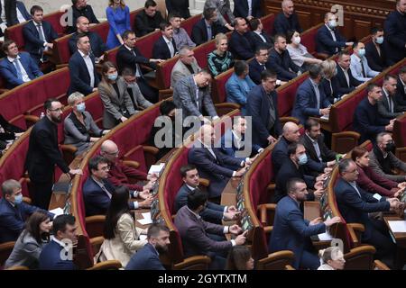 Nicht exklusiv: KIEW, UKRAINE - 08. OKTOBER 2021 - die Abgeordneten stimmen während der Parlamentssitzung, Kiew, Hauptstadt der Ukraine Stockfoto