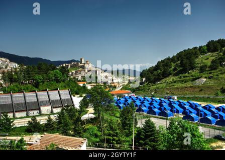 Castel Del Monte (AQ) :Zeltstadt nach dem Erdbeben von 2009. Stockfoto