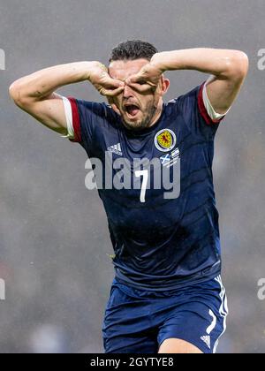 Hampden Park, Glasgow, Großbritannien. Oktober 2021. FIFA Fußball-Weltmeisterschaft, Schottland gegen Israel; John McGinn feiert, dass er in der 29. Minute 1-1 Punkte erzielt hat Kredit: Action Plus Sports/Alamy Live News Stockfoto