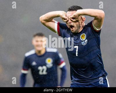 Hampden Park, Glasgow, Großbritannien. Oktober 2021. FIFA Fußball-Weltmeisterschaft, Schottland gegen Israel; John McGinn feiert, dass er in der 29. Minute 1-1 Punkte erzielt hat Kredit: Action Plus Sports/Alamy Live News Stockfoto