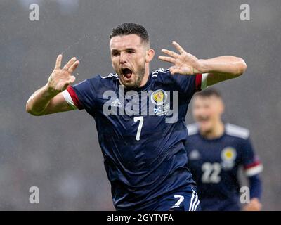 Hampden Park, Glasgow, Großbritannien. Oktober 2021. FIFA Fußball-Weltmeisterschaft, Schottland gegen Israel; John McGinn feiert, dass er in der 29. Minute 1-1 Punkte erzielt hat Kredit: Action Plus Sports/Alamy Live News Stockfoto