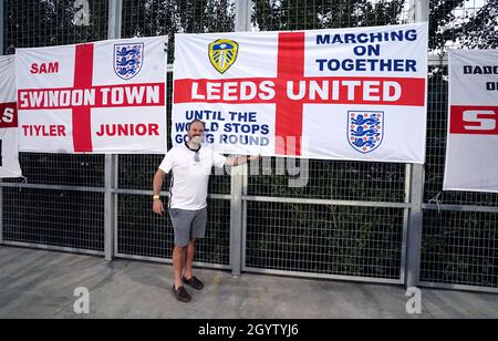 Ein Fan von England und Leeds United setzt seine Flagge auf der Tribüne vor dem FIFA-WM-Qualifikationsspiel im Estadi Nacional, Andorra. Bilddatum: Samstag, 9. Oktober 2021. Stockfoto