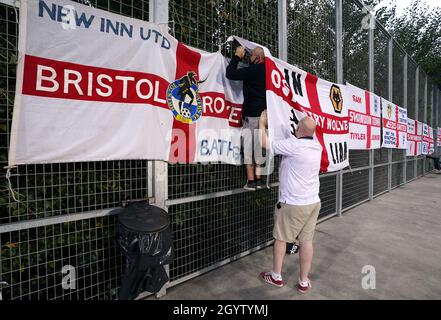 England-Fans spielen ihre Fahnen in der Tribüne vor dem FIFA-WM-Qualifikationsspiel im Estadi Nacional, Andorra. Bilddatum: Samstag, 9. Oktober 2021. Stockfoto
