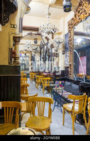 Kairo, Ägypten - September 25 2021: Interieur des alten berühmten Kaffeehauses El Fishawi, gelegen im historischen Mamluk Ära Khan al-Khalili berühmten Basar und Souk